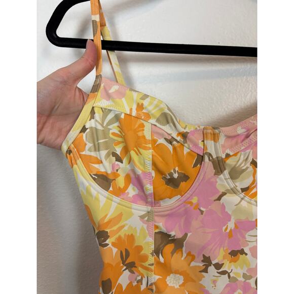 Zulu & Zephyr Structured Bustier Style One Piece Swimsuit in Foliage Floral 10 - Picture 4 of 6